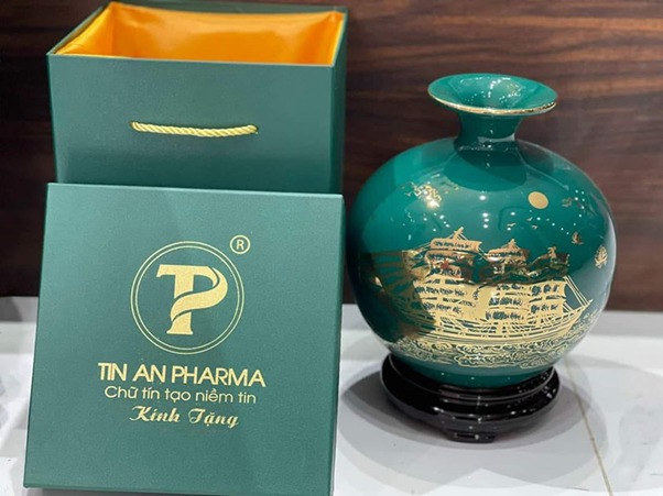 Bình gốm sứ thu hút tài lộc