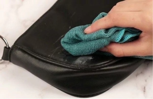 Các cách tẩy vết mực bút bi trên túi da