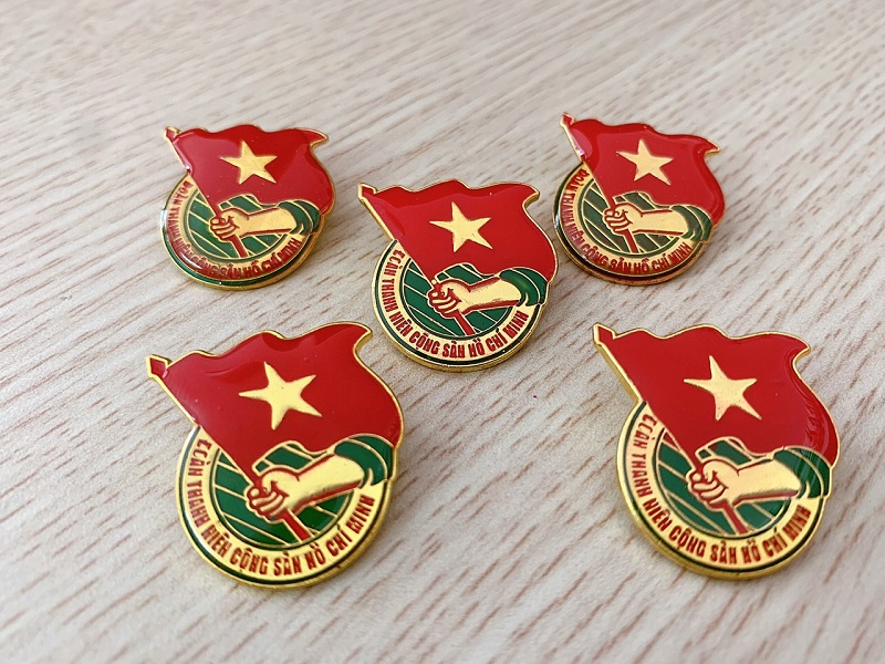 Huy hiệu Đoàn khắc kim loại – Nhỏ nhưng mang giá trị biểu tượng lớn