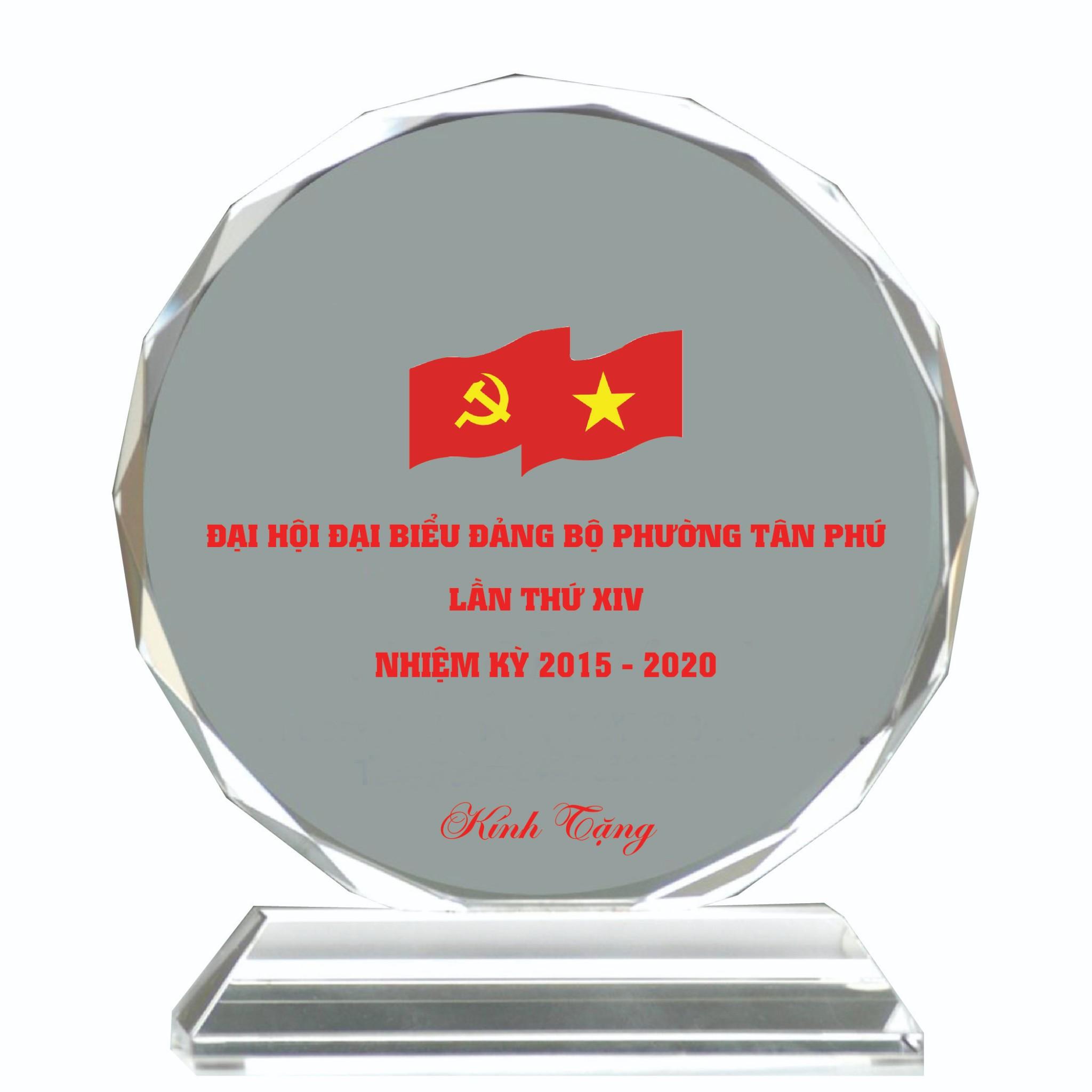 Kỷ niệm chương pha lê in logo – Vinh danh xứng tầm, lưu dấu trân quý