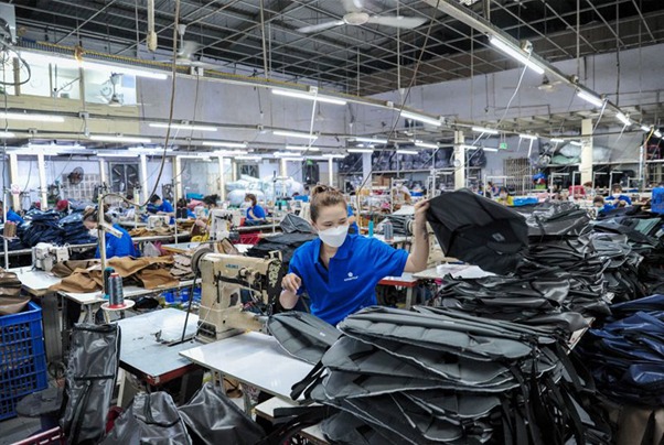 Quy trình sản xuất balo diễn ra nhanh chóng