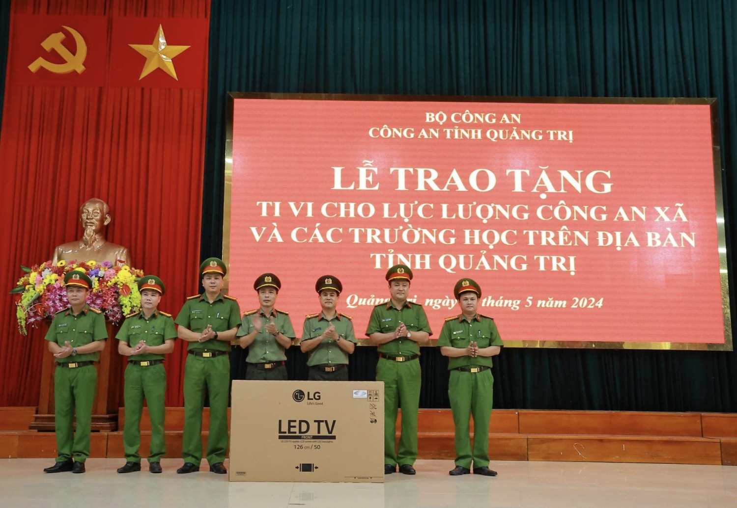 Tại sao cần lựa chọn quà tặng công an trang trọng và đúng ý nghĩa?