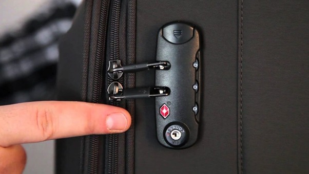 Thử cách mở khoá vali kéo 3 số đơn giản nhưng rất hiệu quả: gõ nhẹ vào khóa số