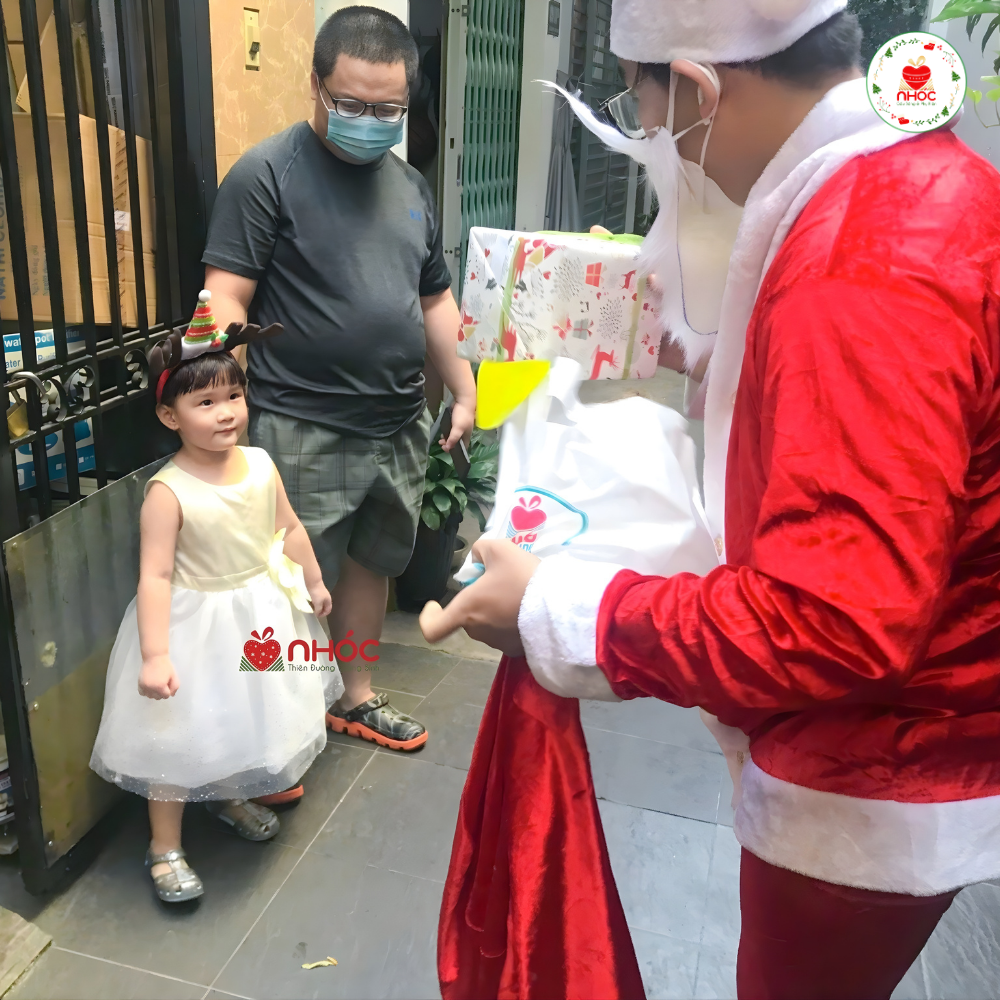 Bi-Mat-dem-Giang-Sinh-Dich-Vu-Ong-Gia-Noel-trao-qua-tan-nha_16-3.png