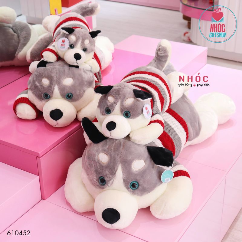 Thú bông chó husky nằm áo len sọc