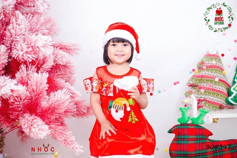 Đầm nhung Noel bẹt vai Elsa