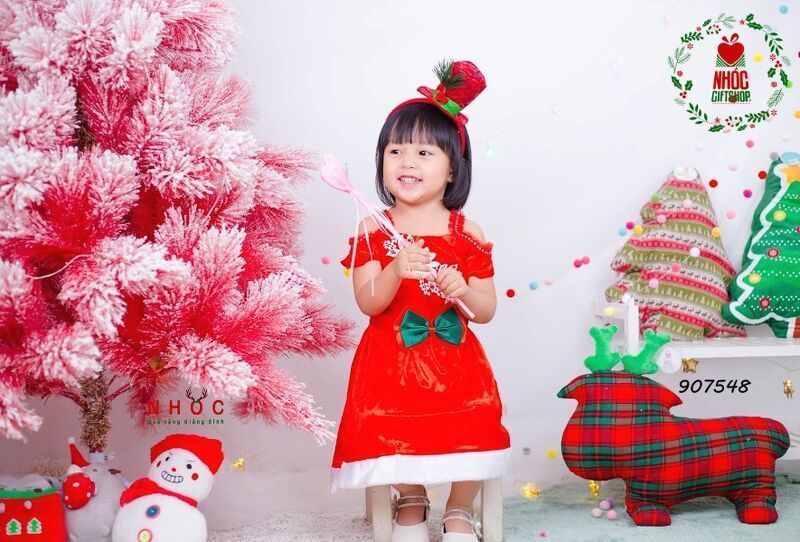 Đầm nhung Noel hoa trắng khoét vai