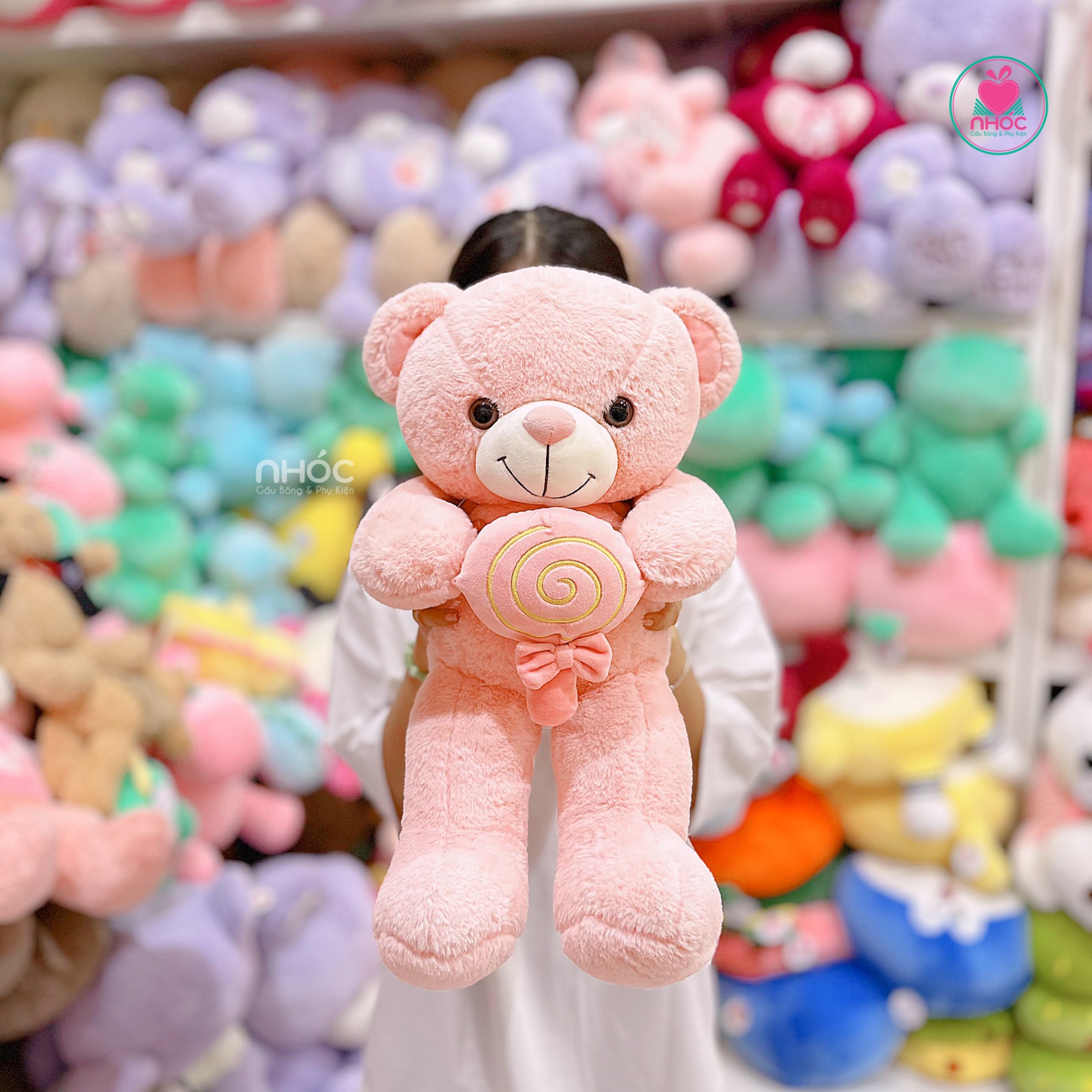 Gấu teddy lông xoắn ôm kẹo