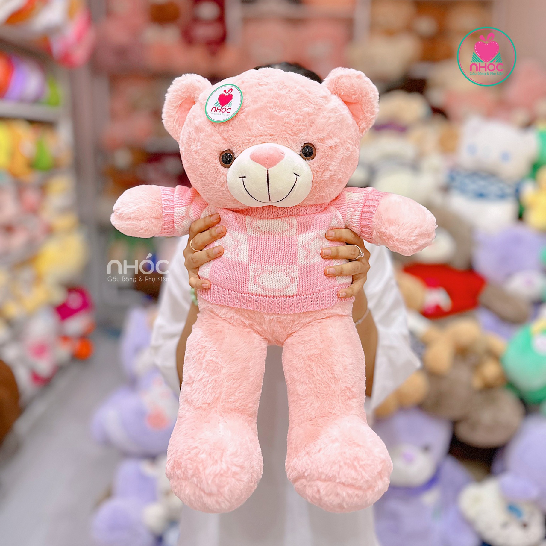 Gấu teddy mặc áo len sọc caro hoạ tiết lông xù