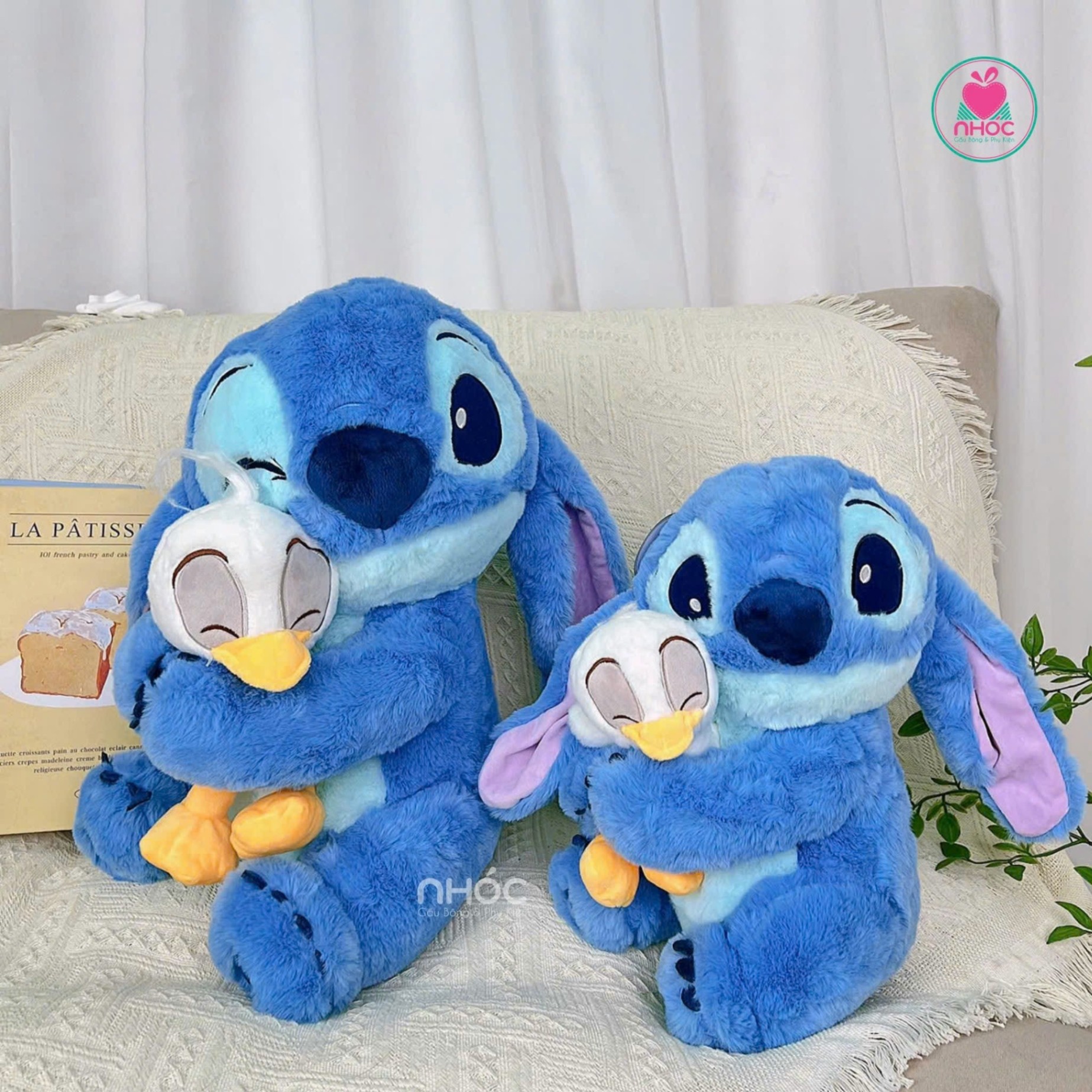 Thú bông Stitch ôm vịt lông xù ngồi