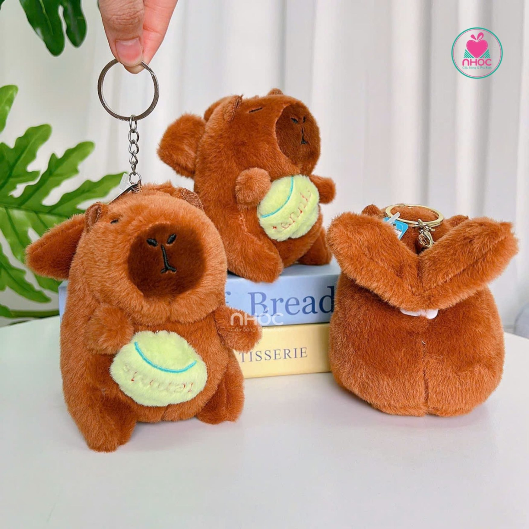 Móc khoá bông Capybara Tennis kéo có cánh - 9501