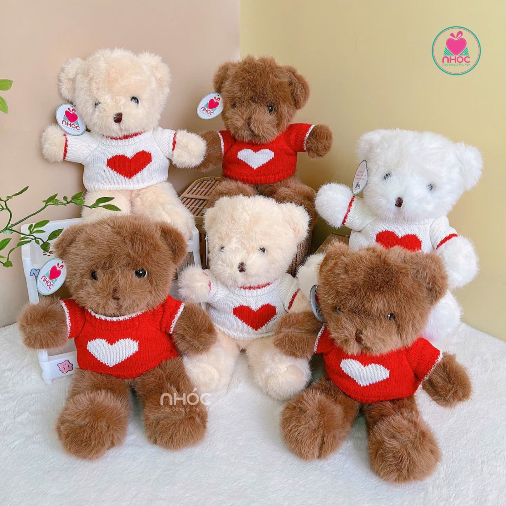 Gấu Teddy mặc áo len trái tim CH