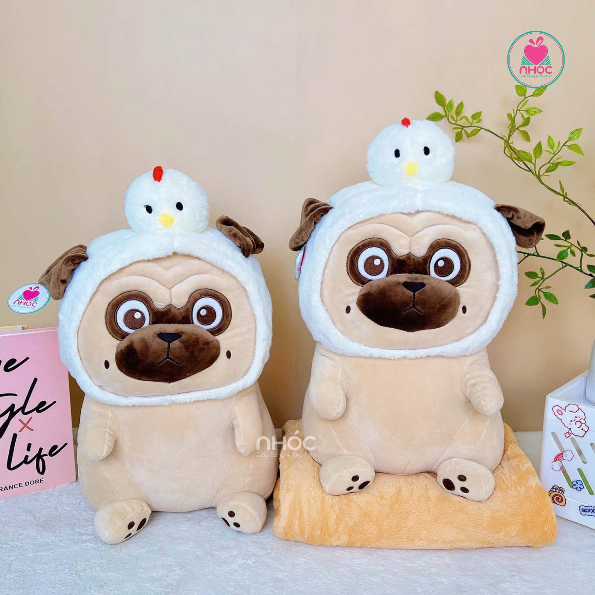 Gối mền chó Pug đội nón gà - 50420