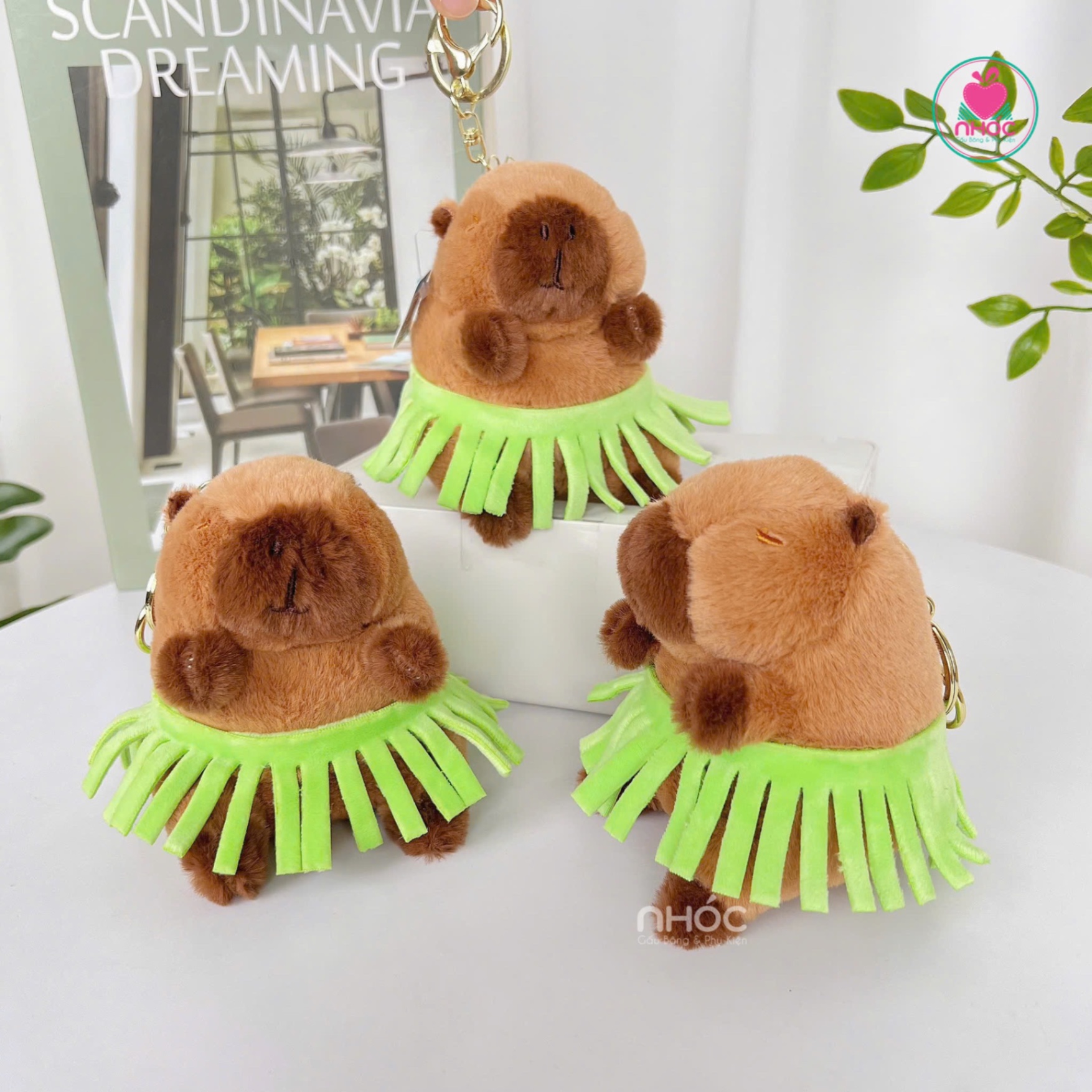 Móc khoá bông Capybara mặc váy tua rua - 7501