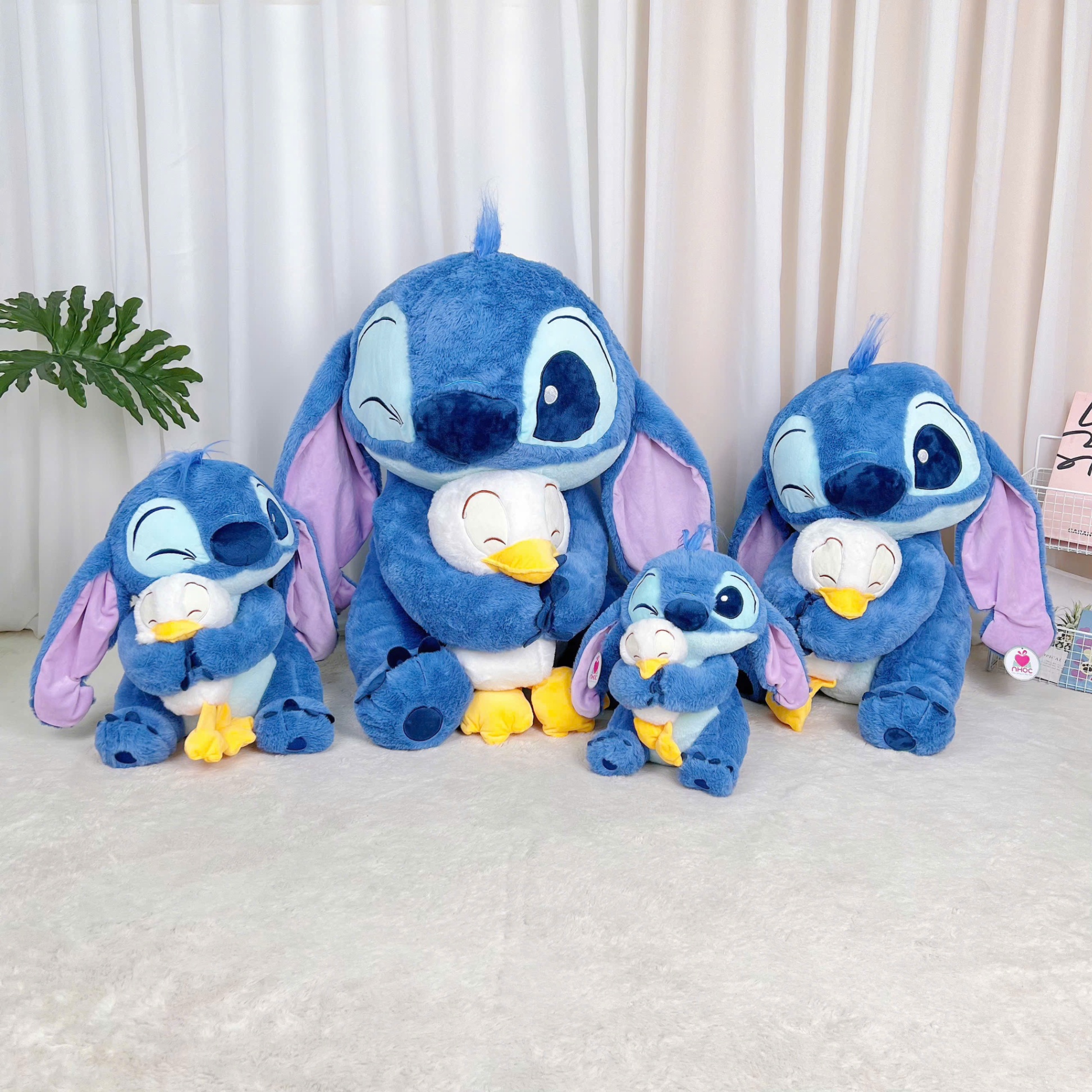 Thú bông Stitch ôm vịt lông xù ngồi