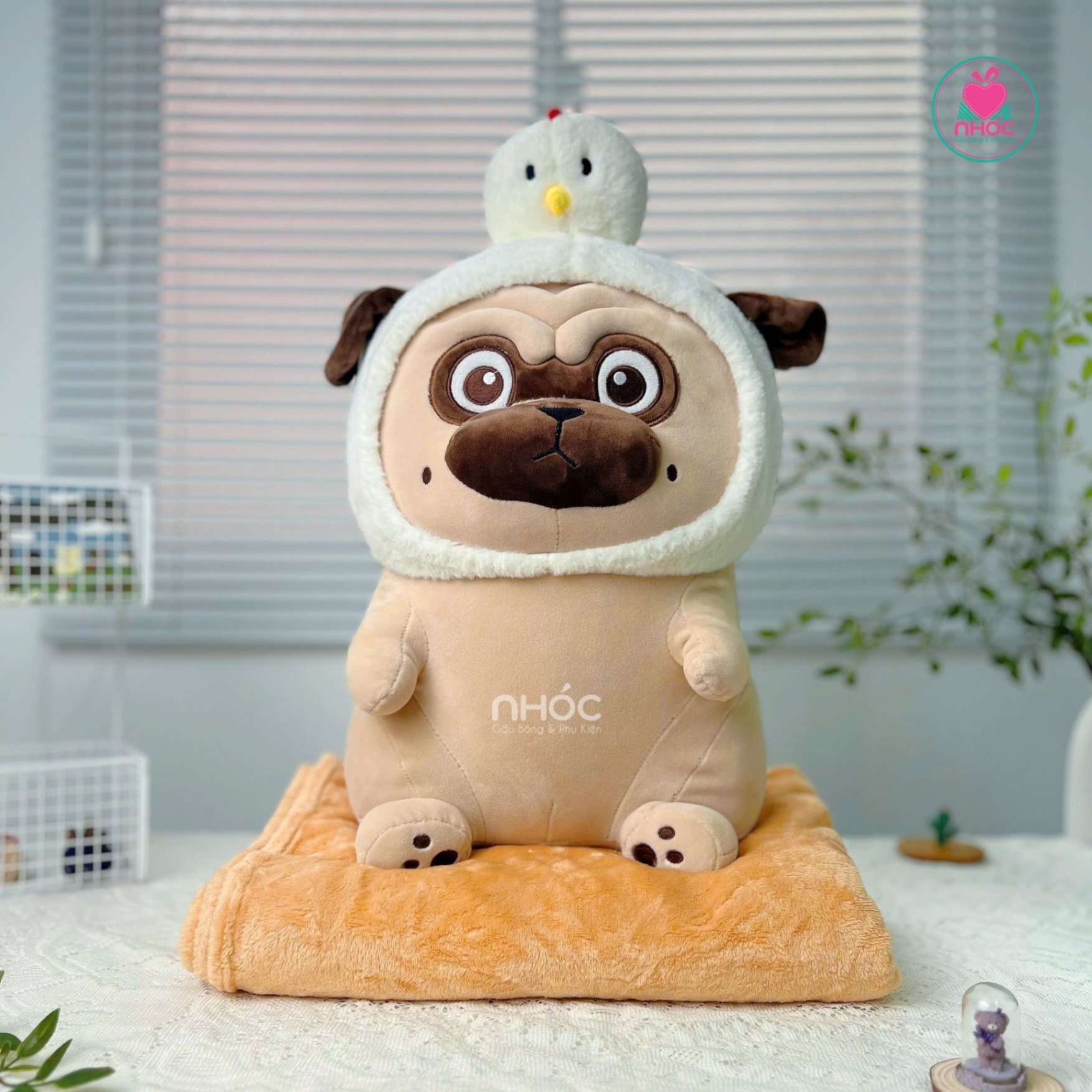 Gối mền chó Pug đội nón gà - 50420