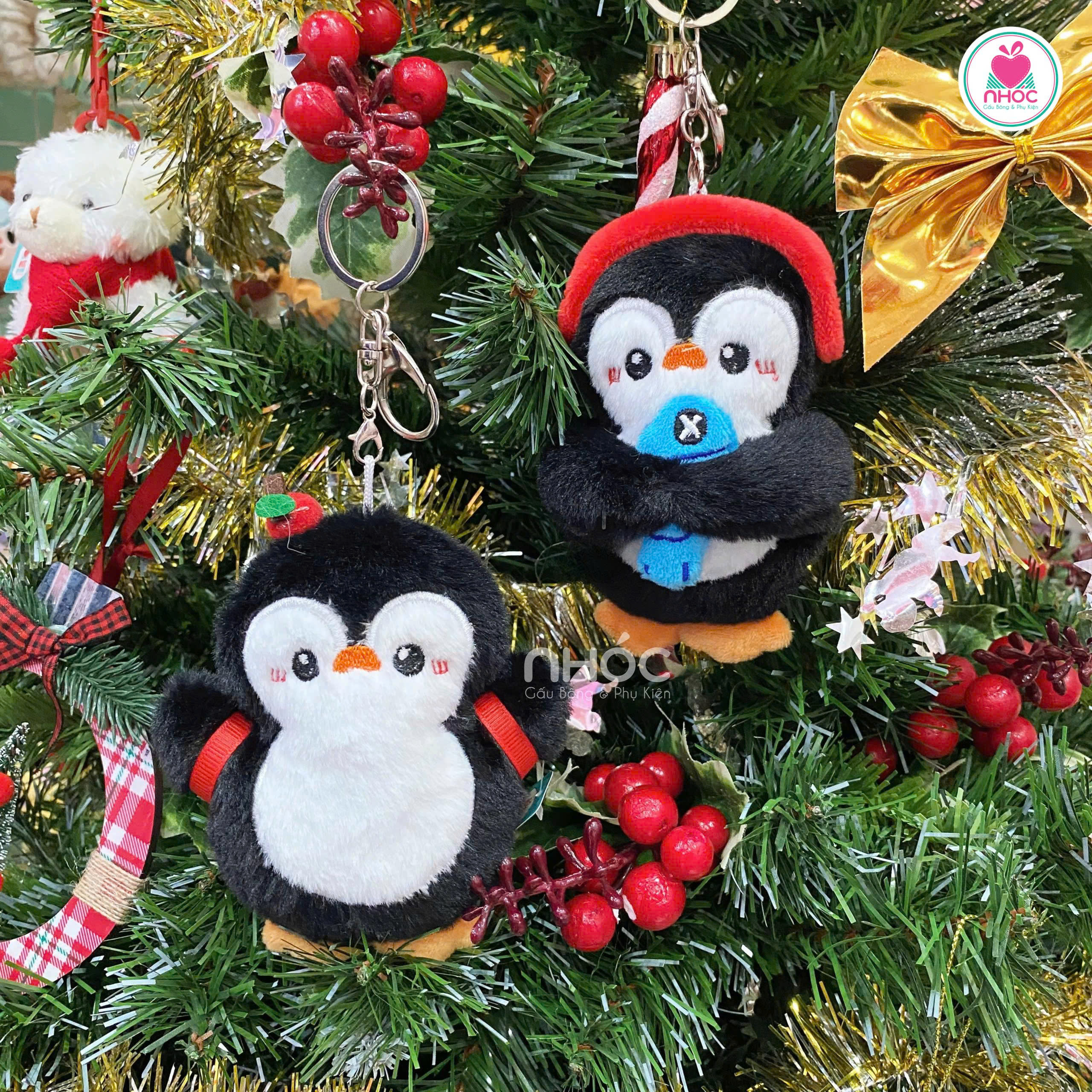 Móc khoá bông Chim cánh cụt đeo phụ kiện
