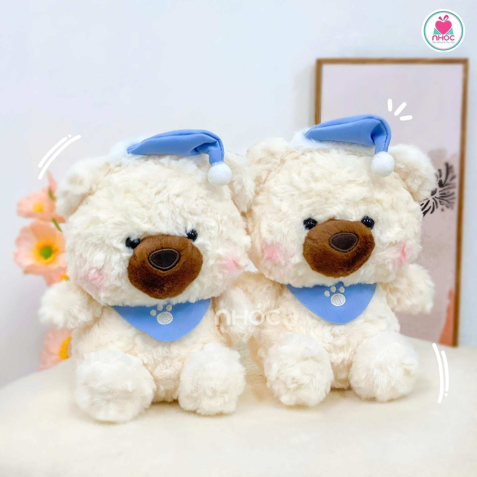Thú bông nhỏ Gấu trắng đeo yếm thêu lông xoắn ngồi - 2012026