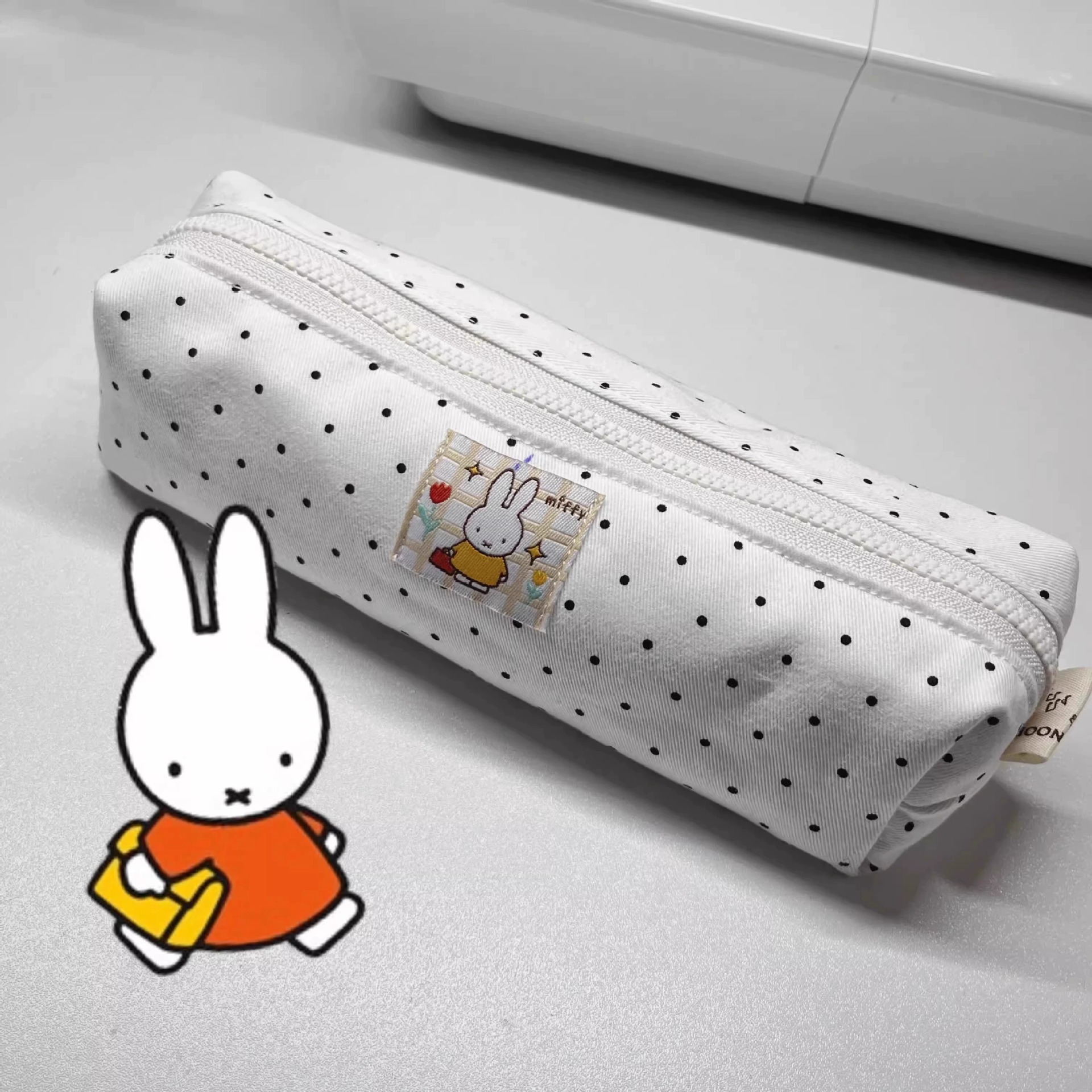 Túi bút Cartoon nền chấm bi