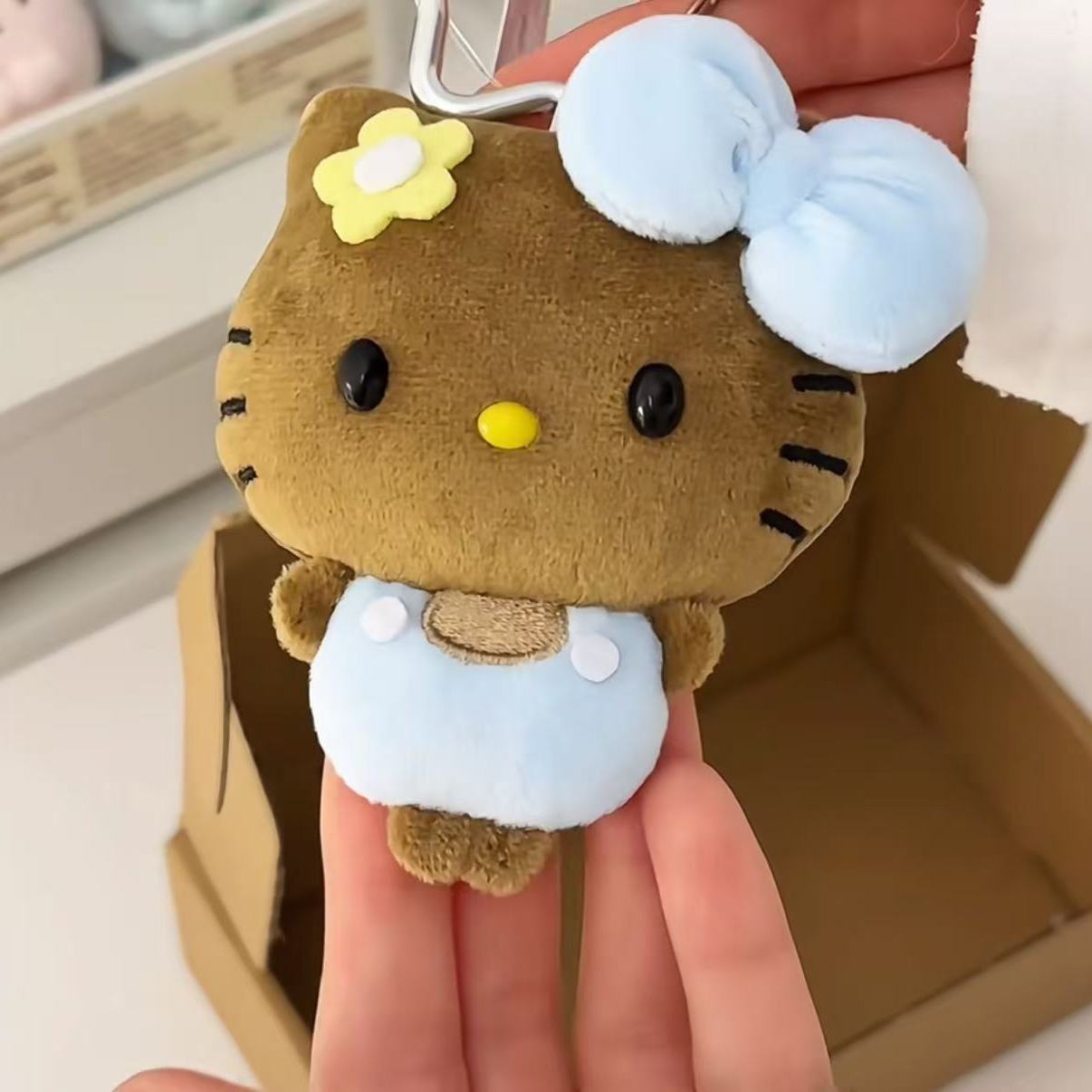 Móc khóa bông Hello Kitty da nâu