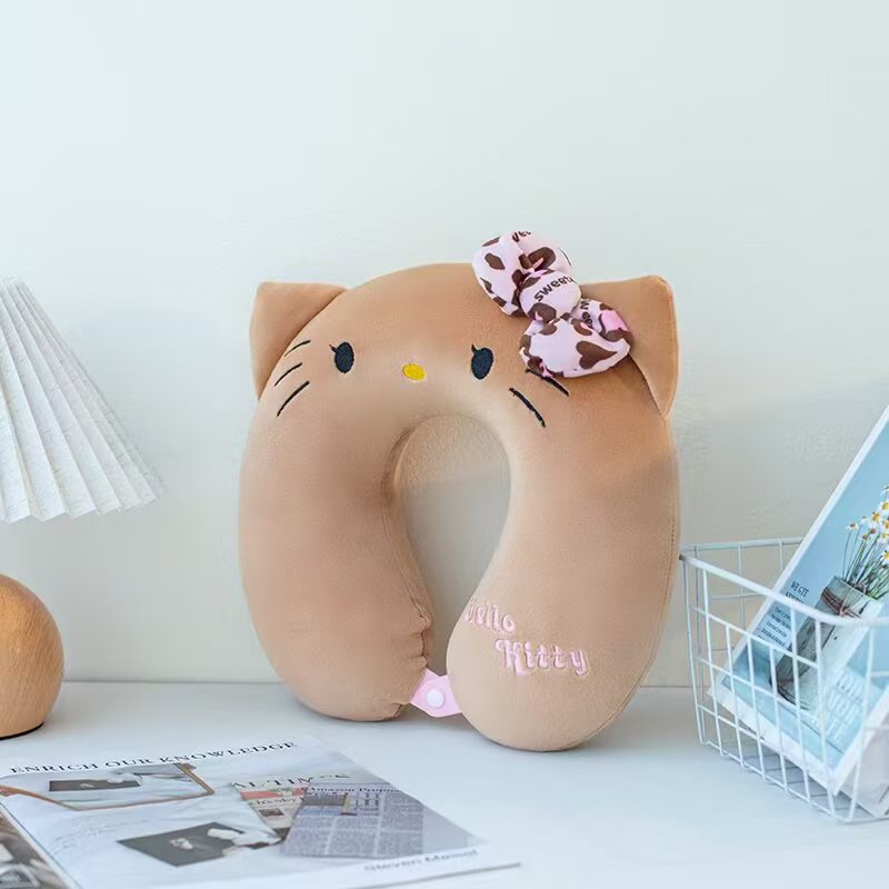 Gối kê cổ cúc bấm Hello Kitty nơ da báo
