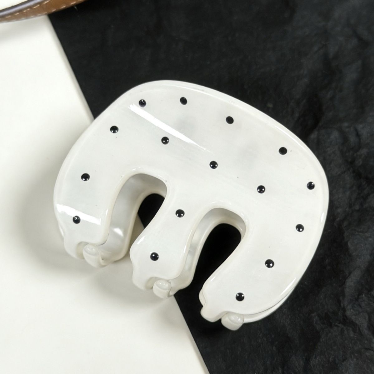 Kẹp càng cua chấm bi chữ M (8cm)