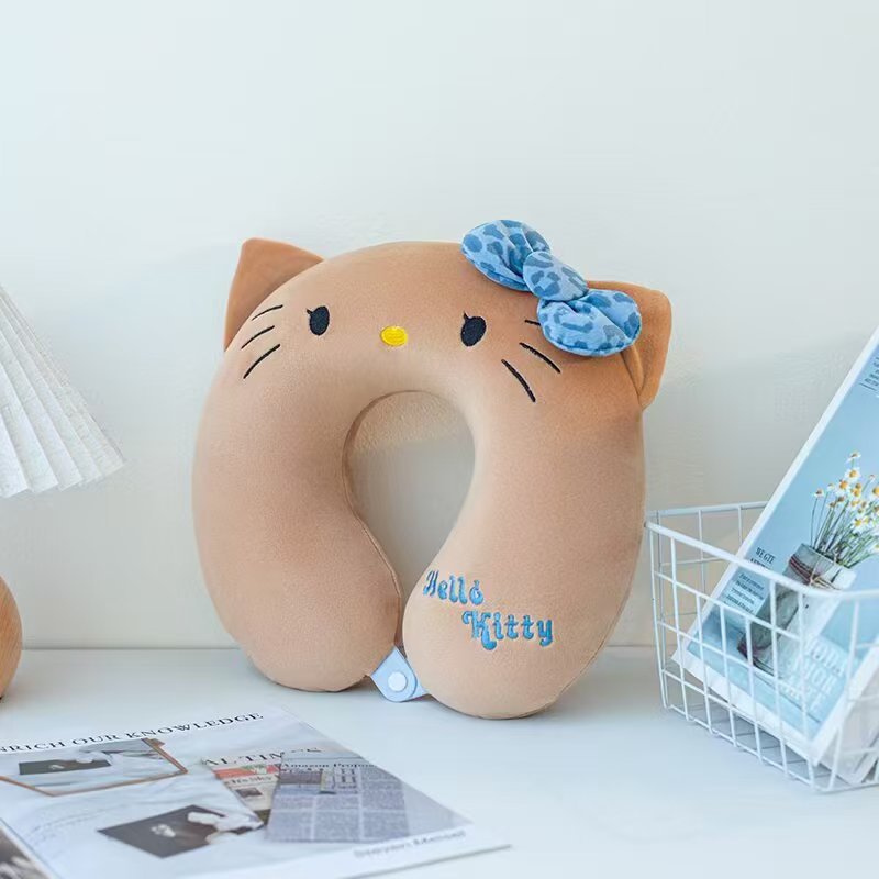 Gối kê cổ cúc bấm Hello Kitty nơ da báo