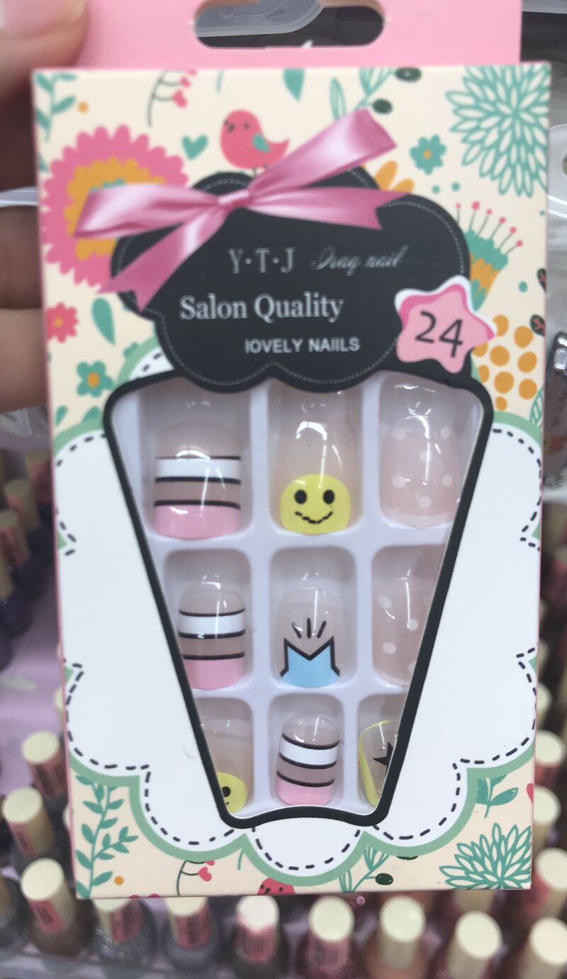 Nail giả