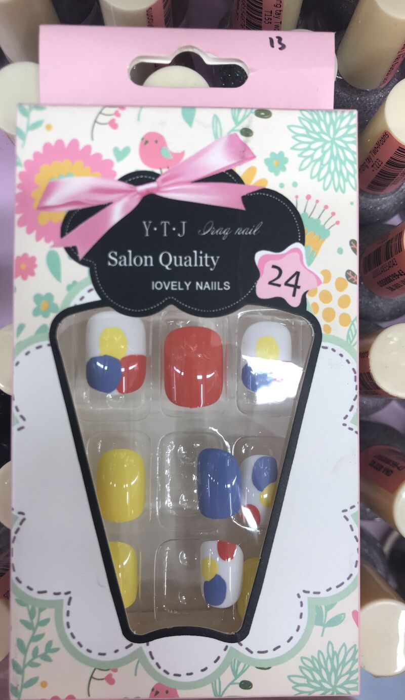 Nail giả