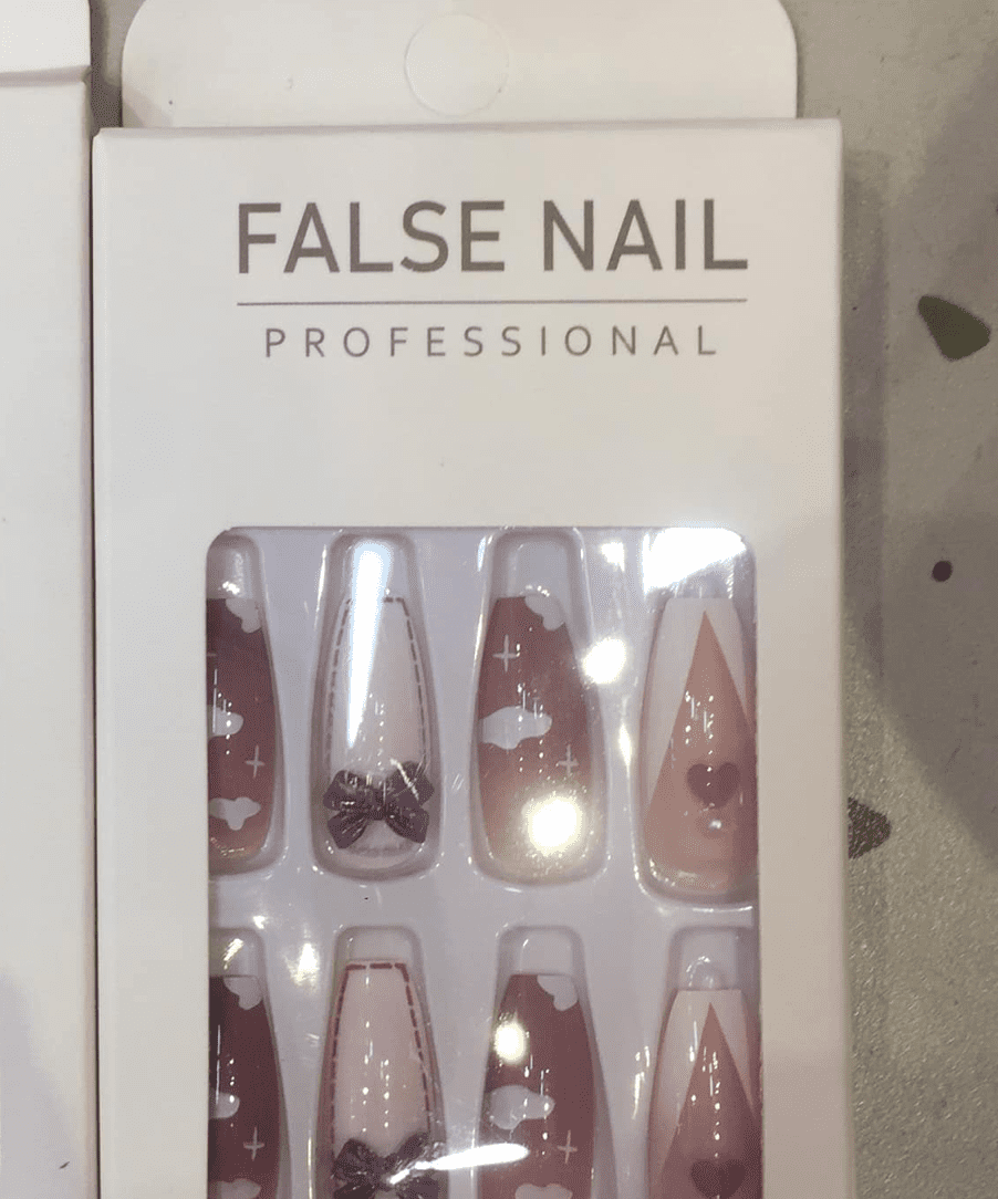 Nail giả