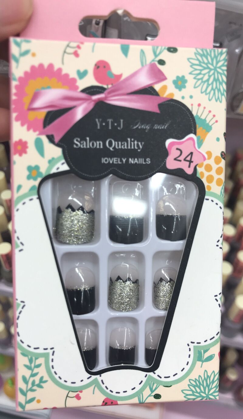 Nail giả