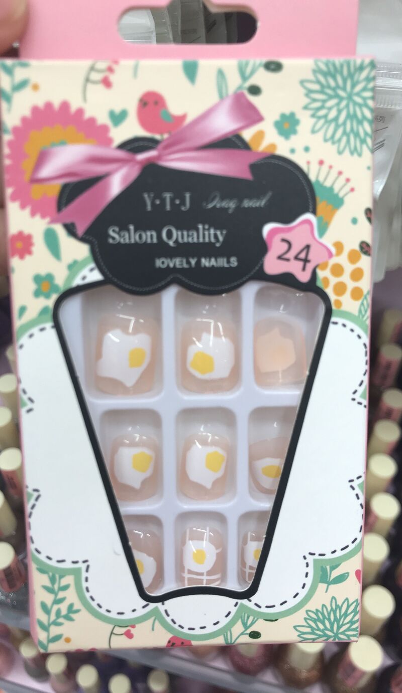Nail giả