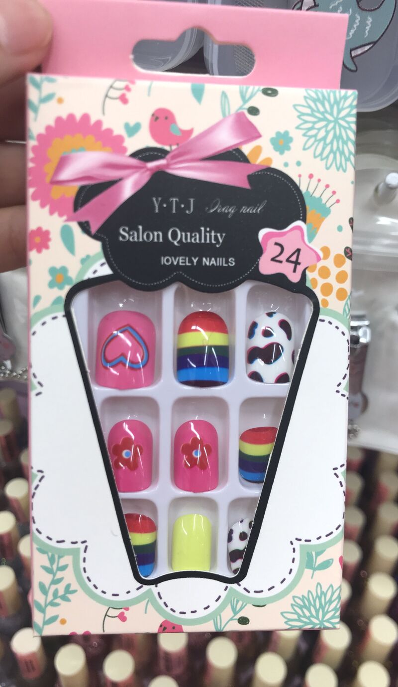 Nail giả