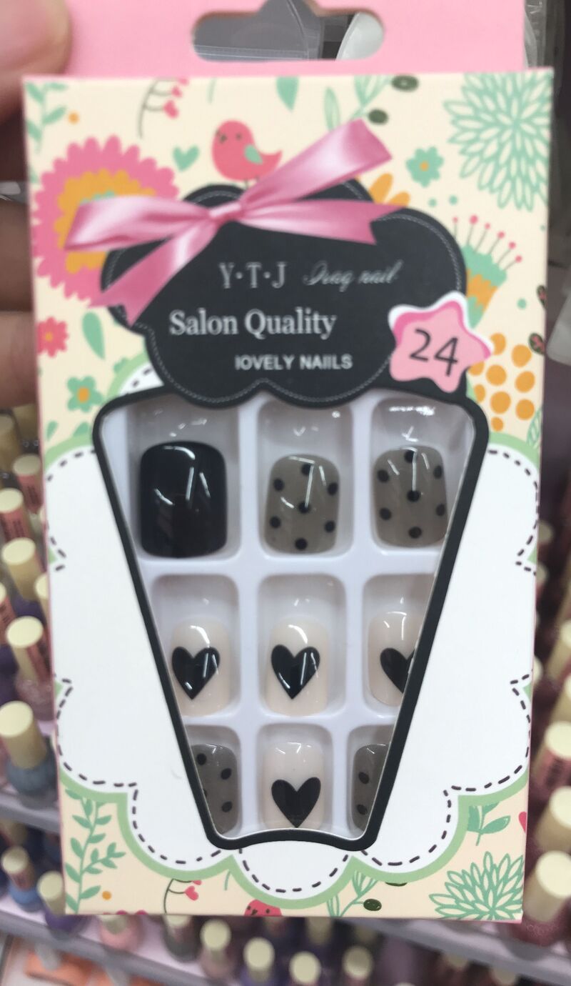 Nail giả