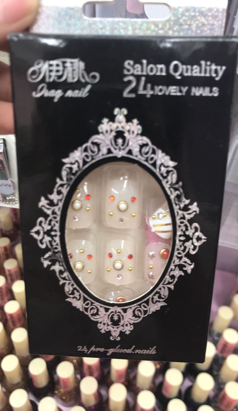 Nail giả