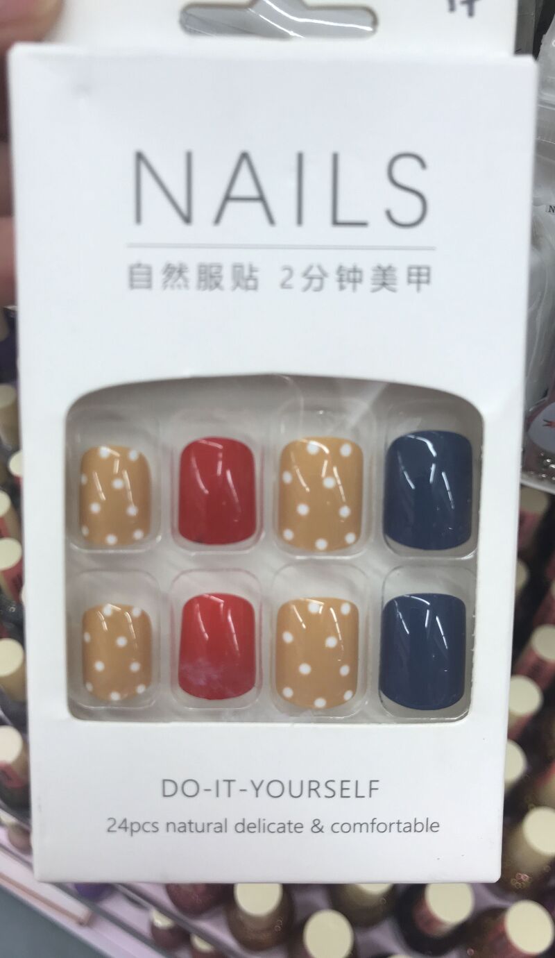 Nail giả