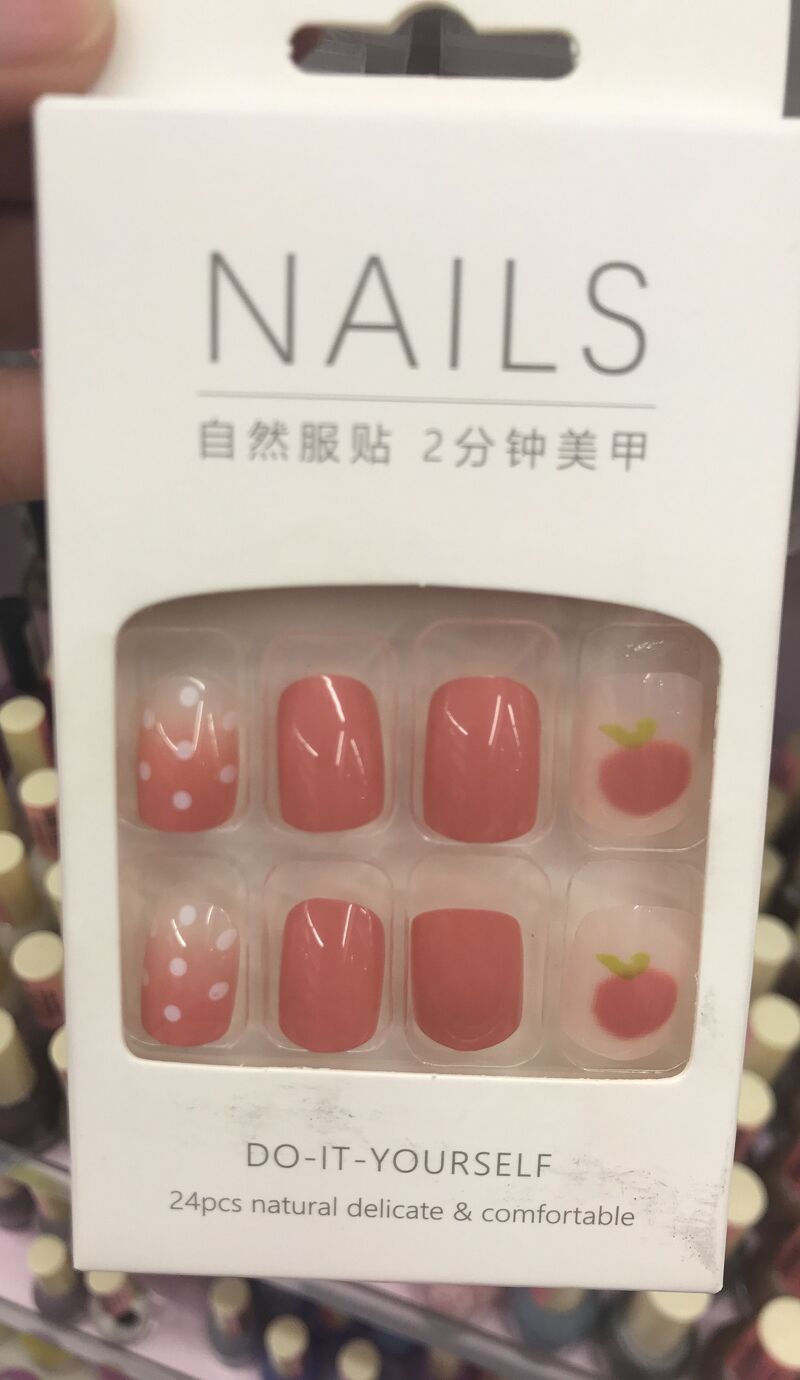 Nail giả