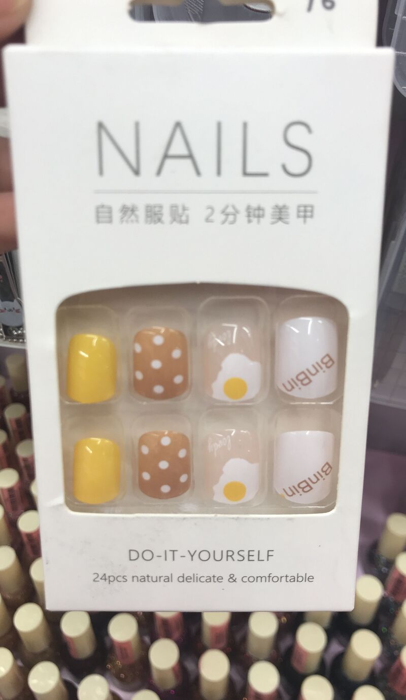 Nail giả