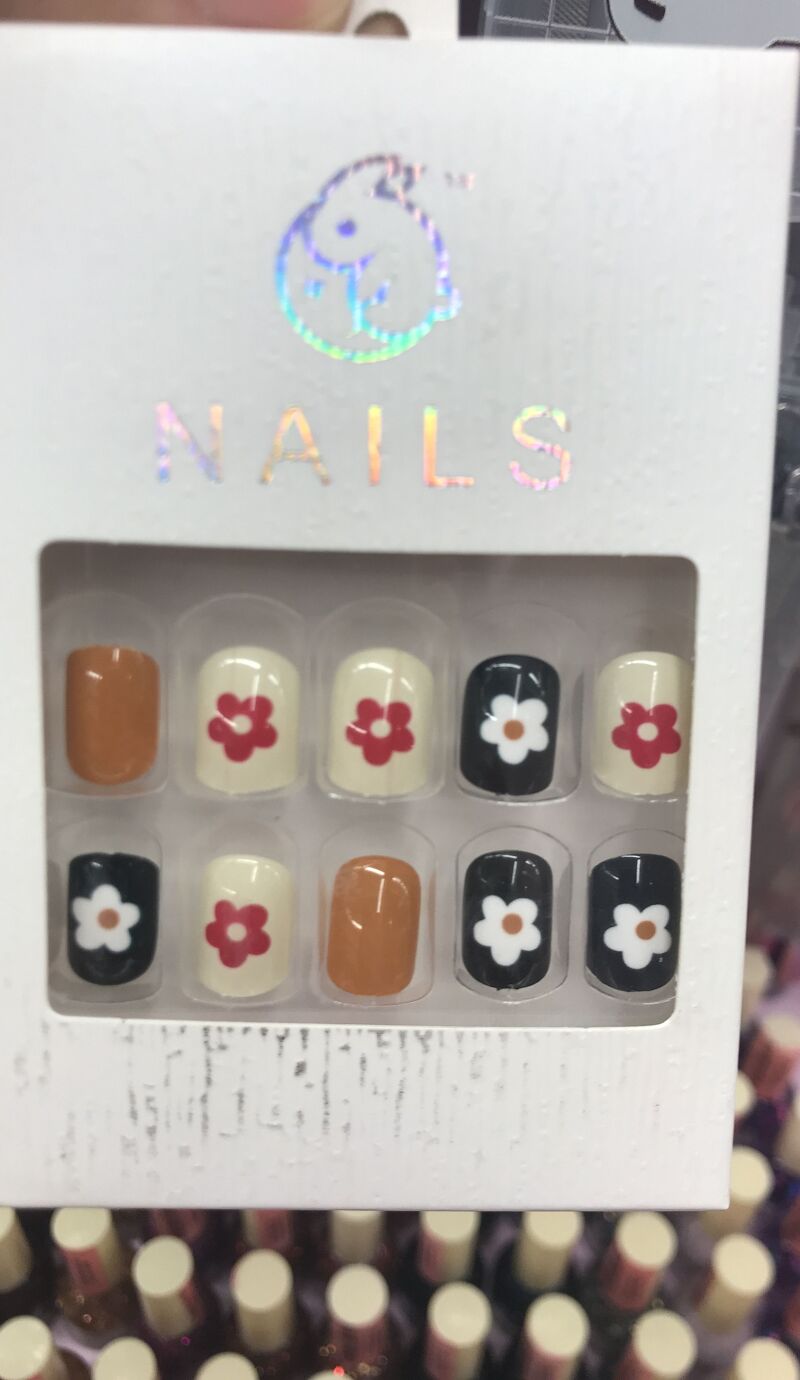 Nail giả