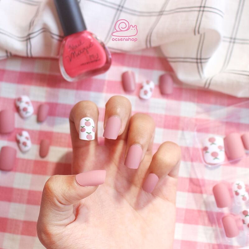 Nail giả