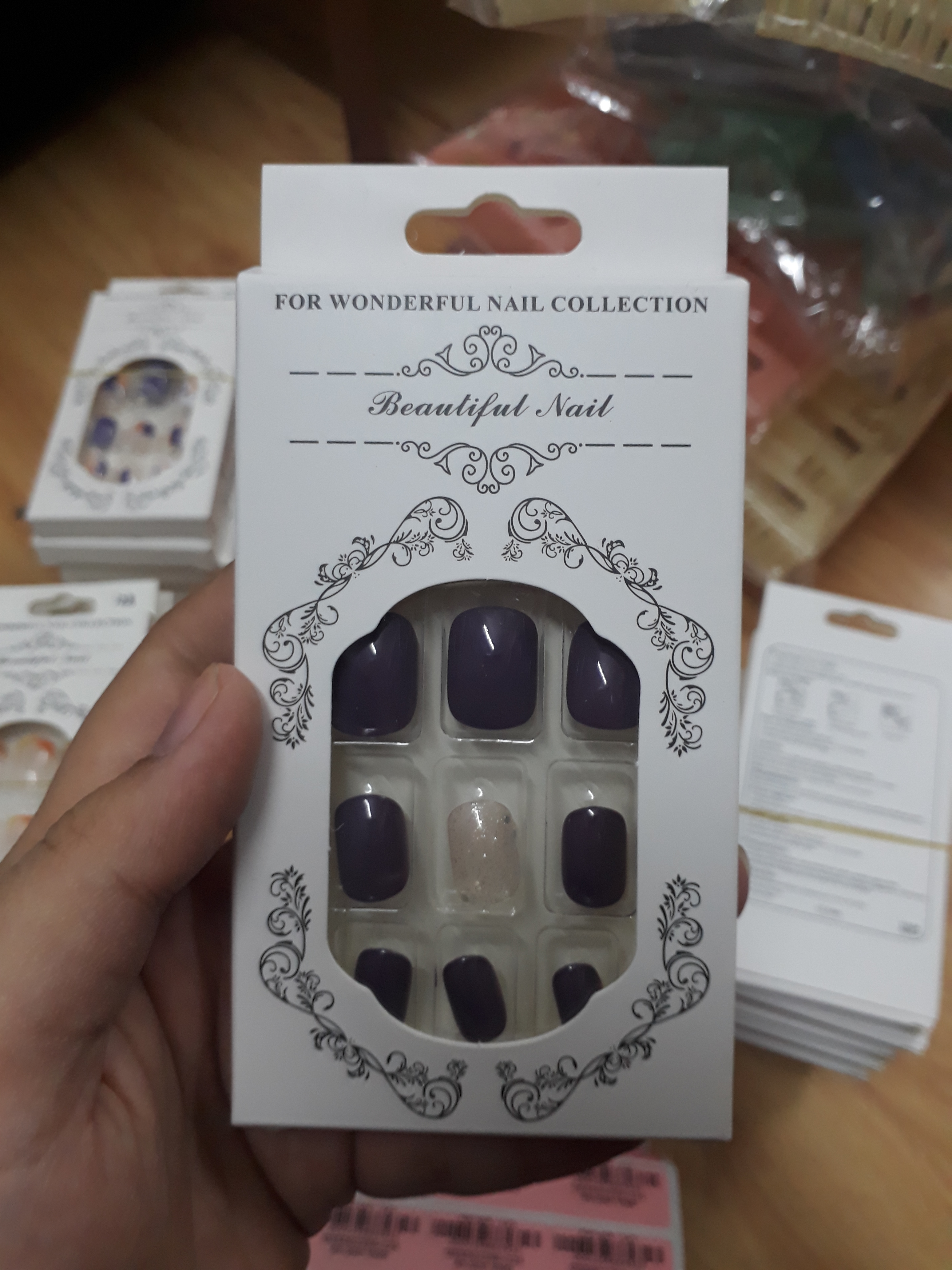 Nail giả
