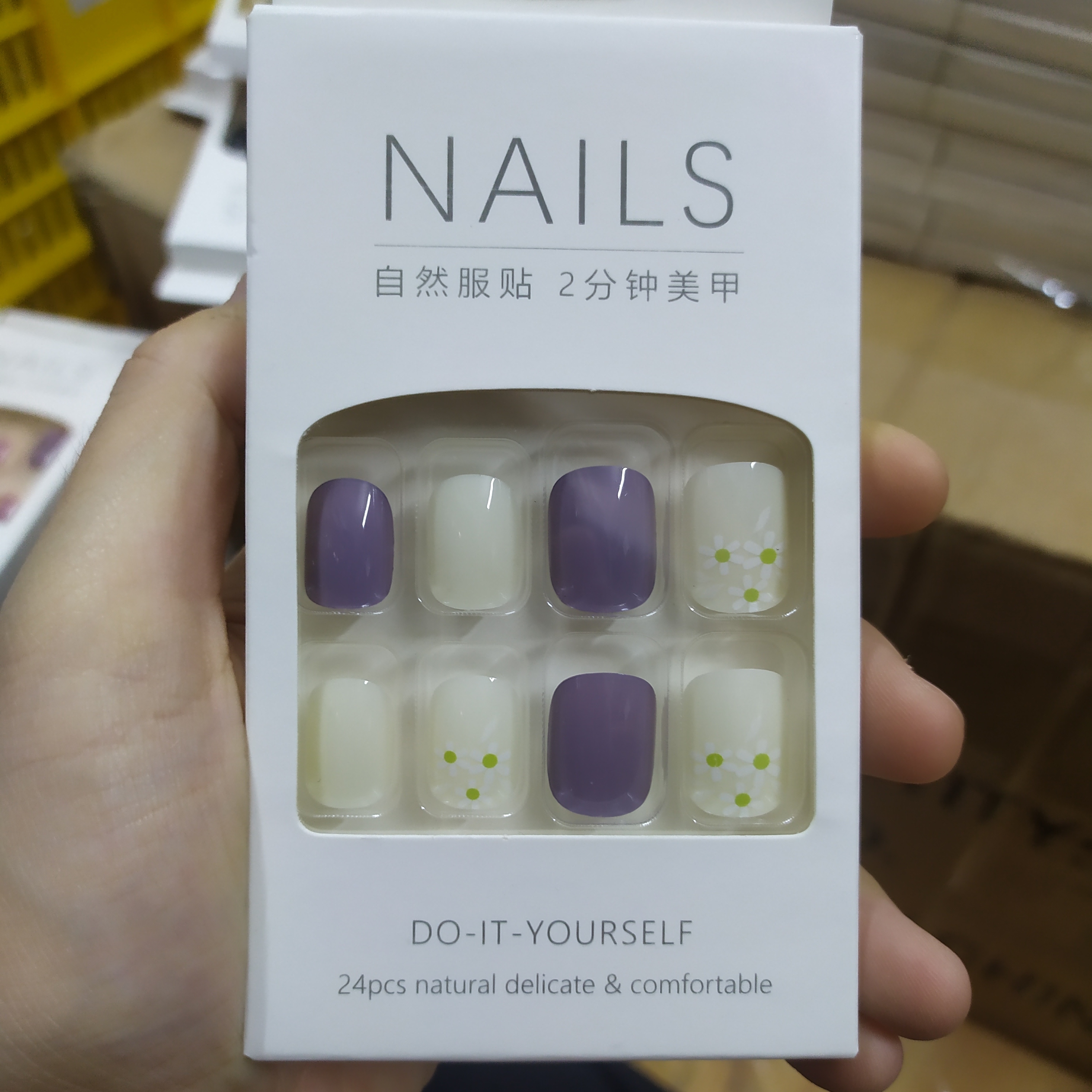 Nail giả