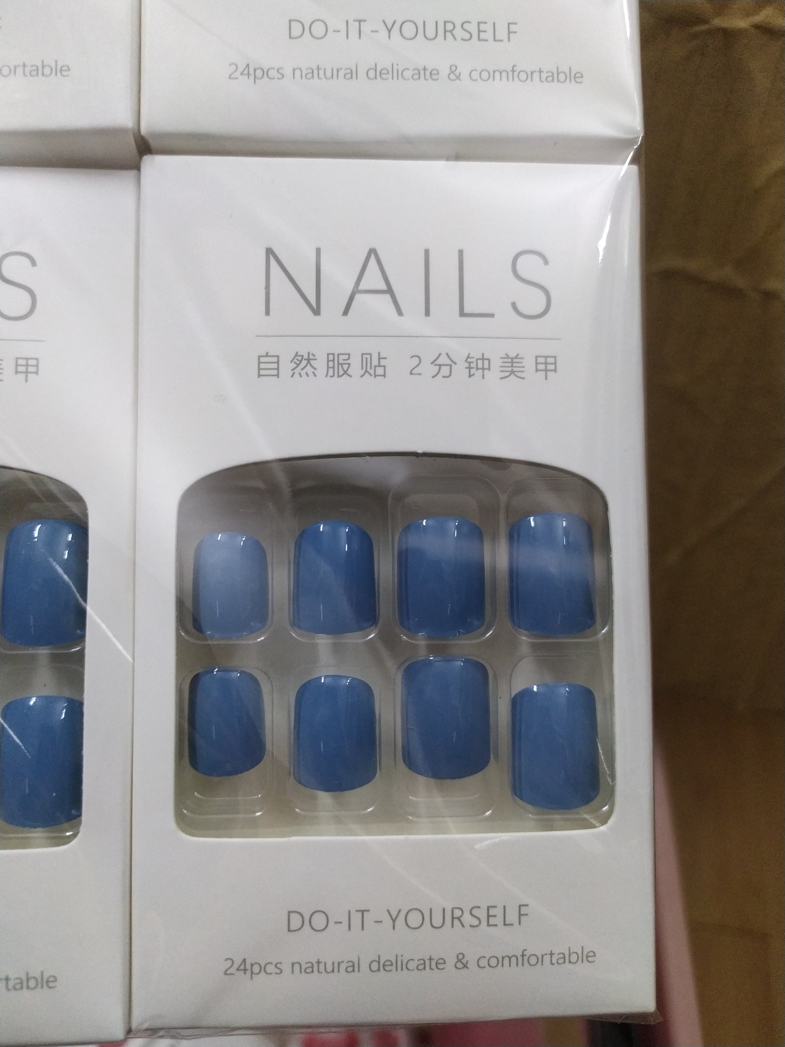 Nail giả
