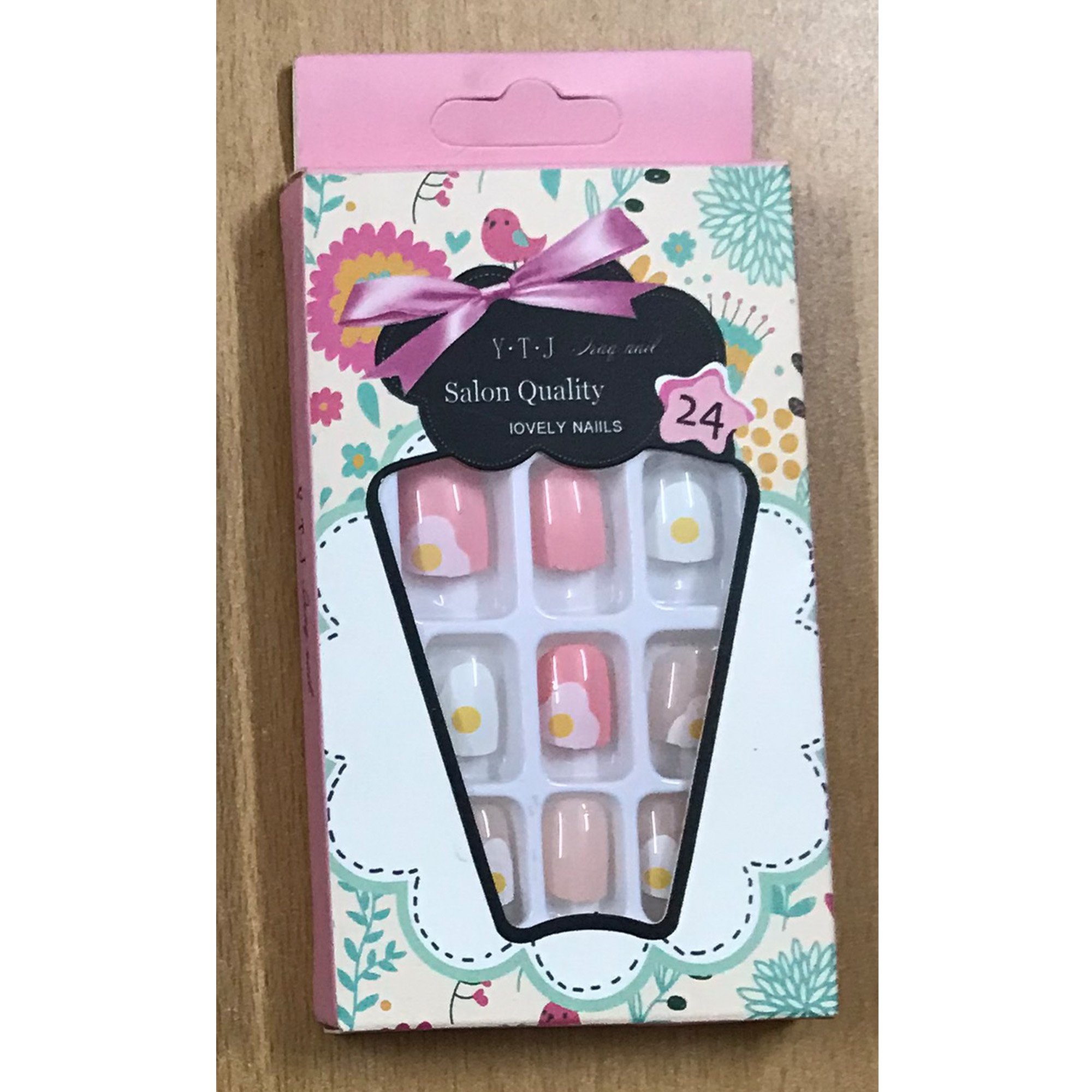 Nail giả