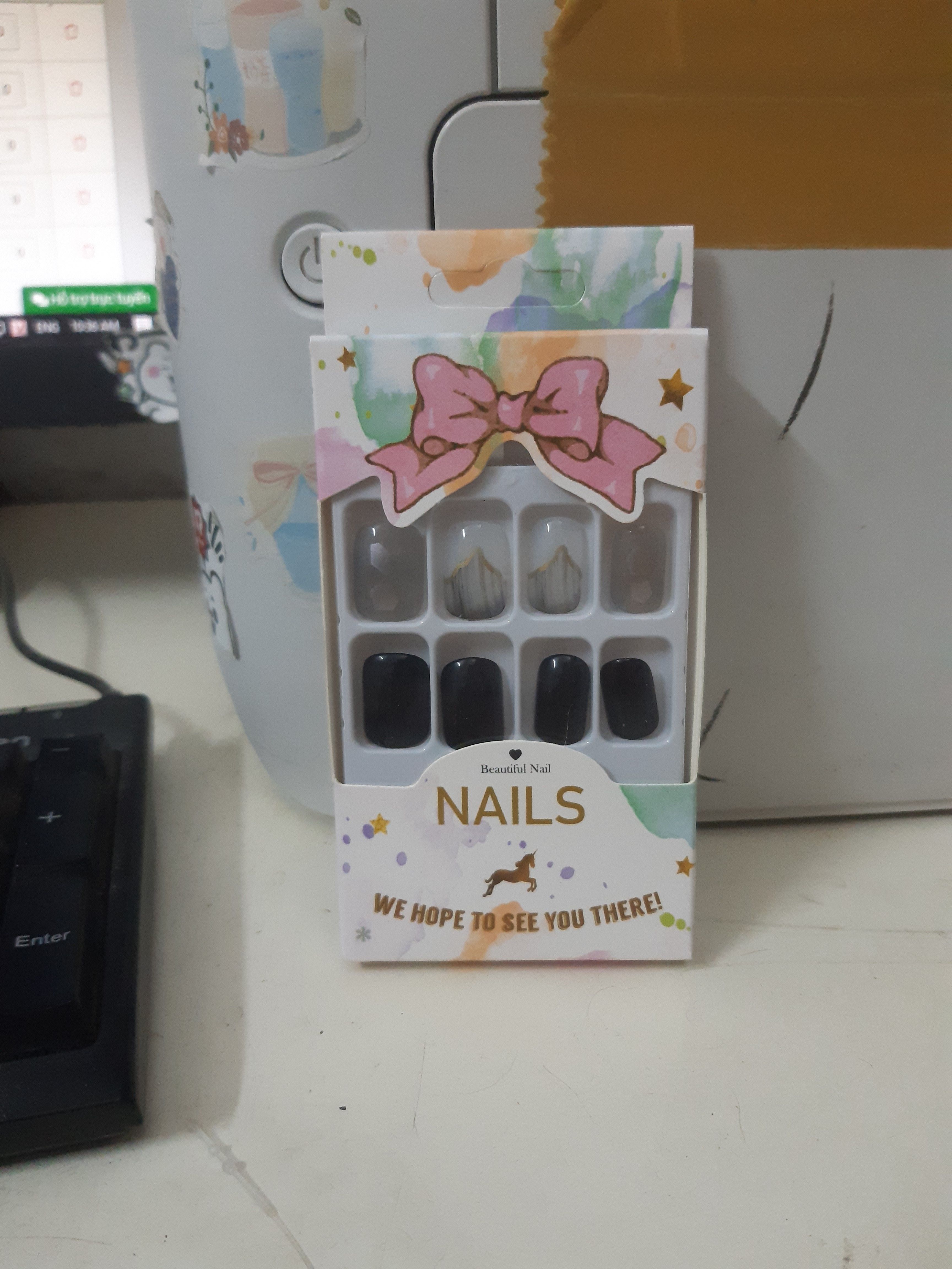 Nail giả