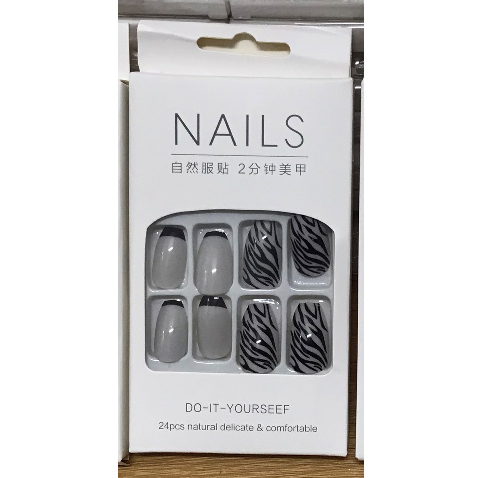 Nail giả