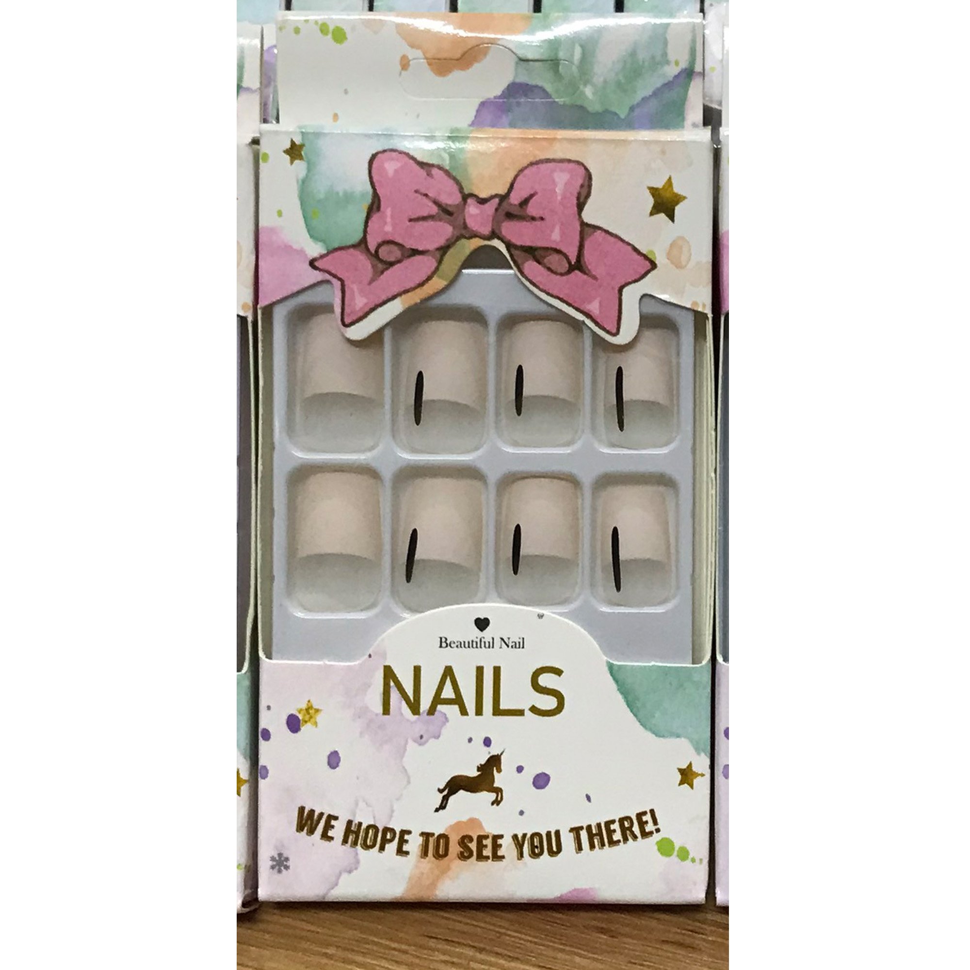 Nail giả