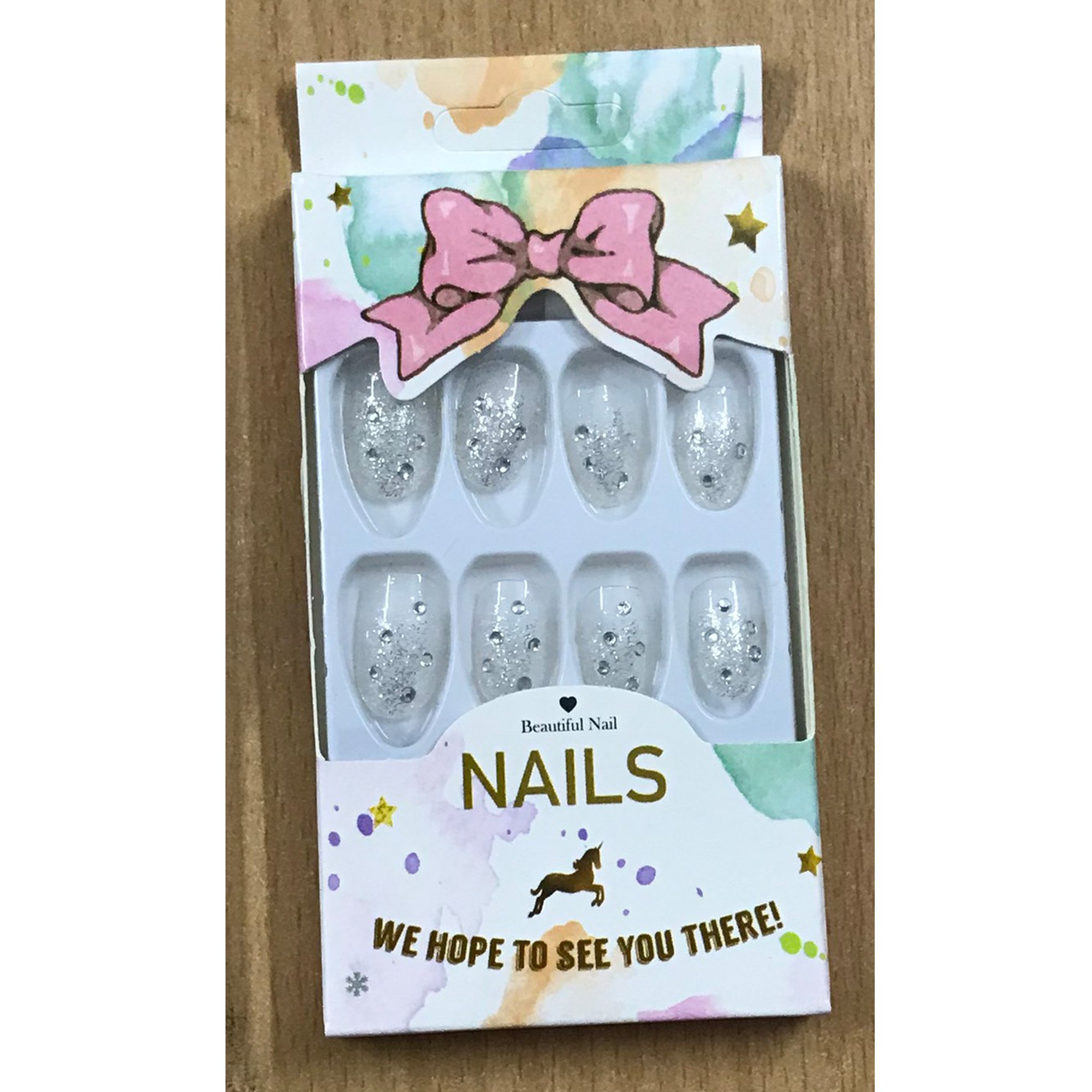 Nail giả