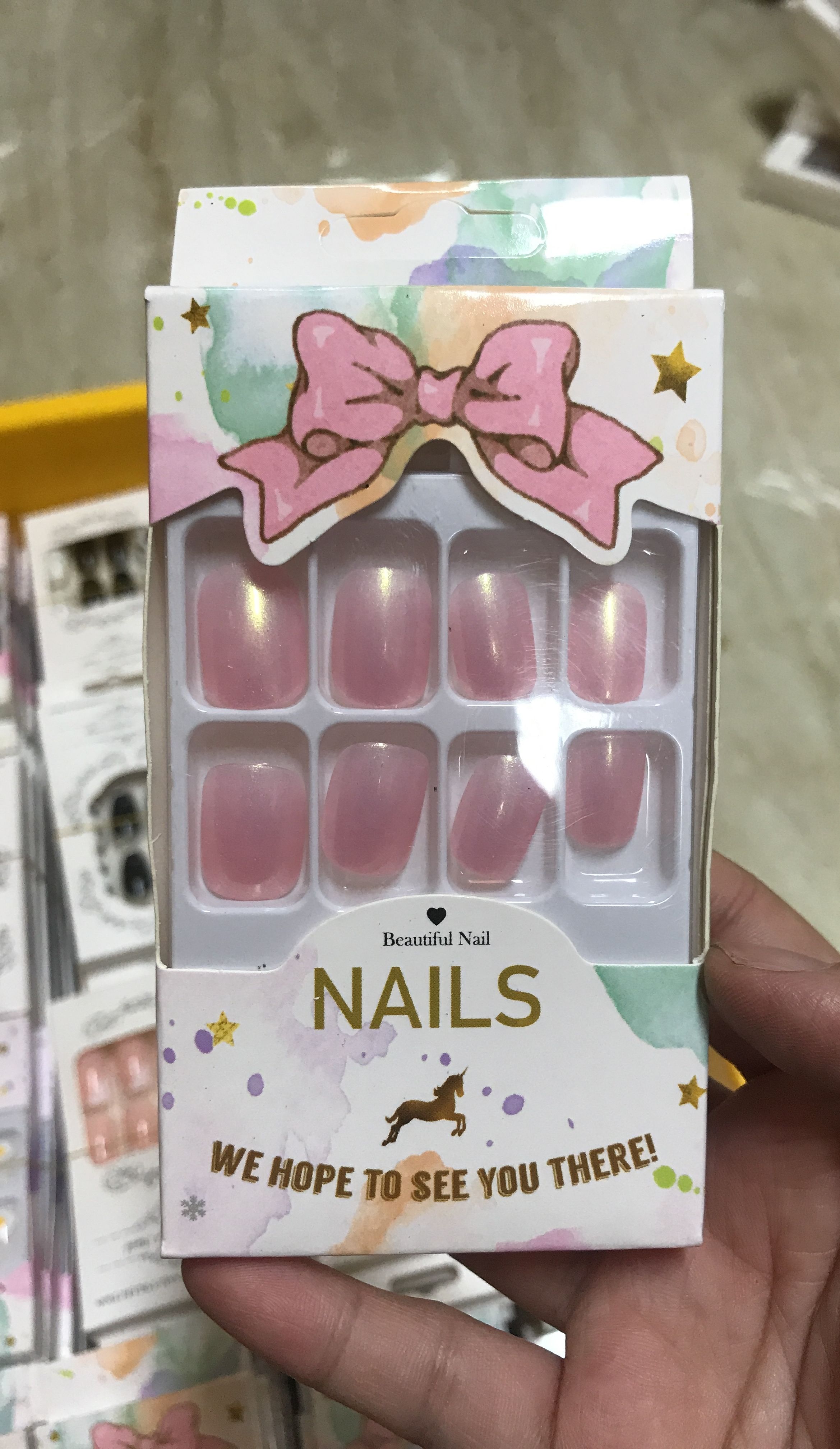 Nail giả