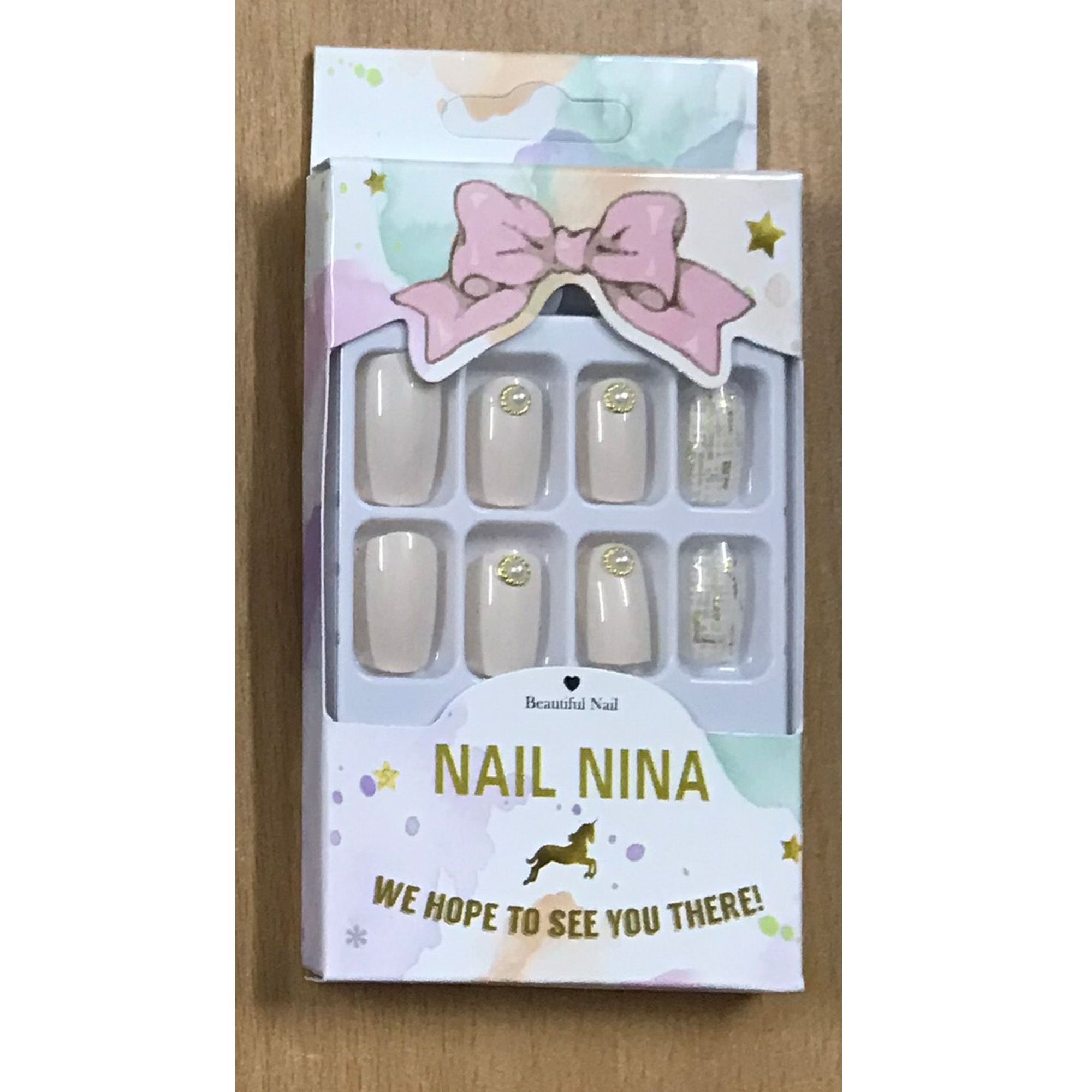 Nail giả